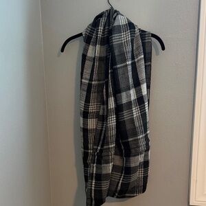 Elegant Checkered Black and White Scarf